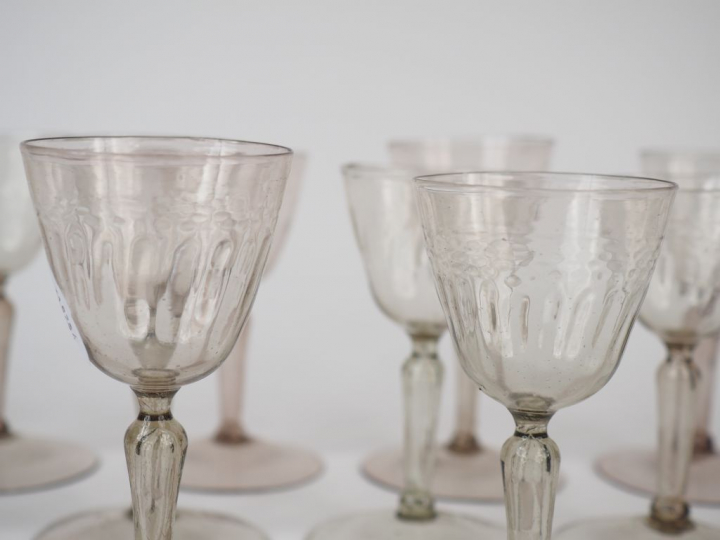 Suite de 12 verres XVIIIème en verre soufflé à décor de cannelures.