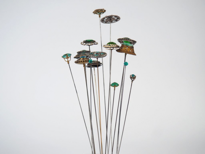 15 aiguilles ou épingles à chapeau.