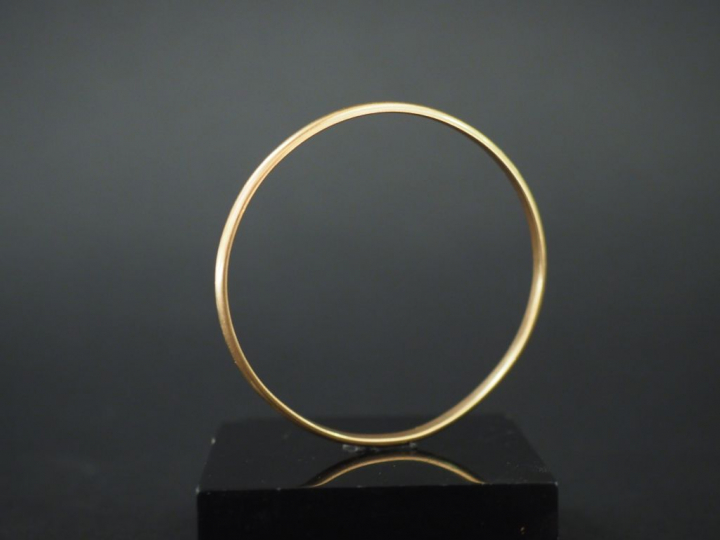 Bracelet jonc en or.  Poids : 15,88 g