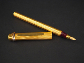 Vente aux enchères CARTIER. Stylo à plume en plaqué or.  Signé.  Numéroté 5491