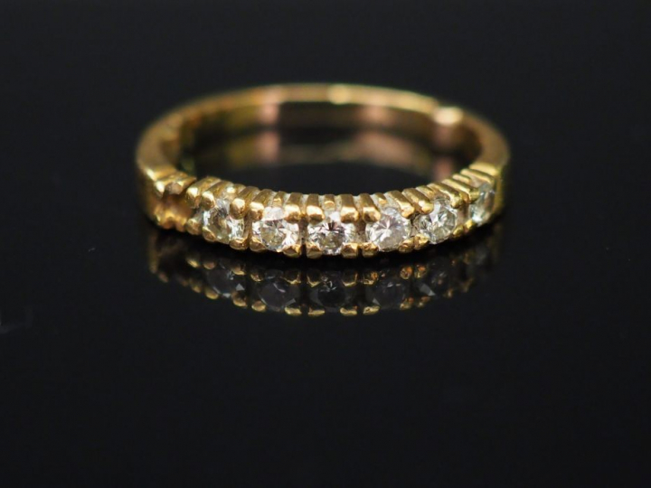 Demi-alliance en or jaune et six diamants (manque un diamant)
