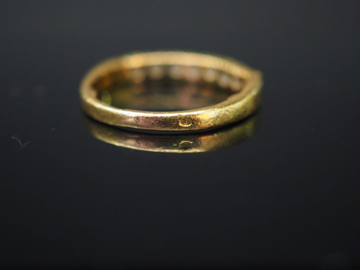 Demi-alliance en or jaune et six diamants (manque un diamant)