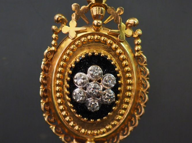 Pendentif Napoléon III en or jaune, onyx et pierres imitant le diamant