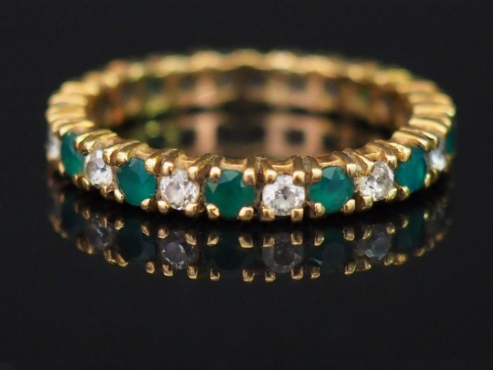 Alliance américaine en or, diamants et émeraudes. Poids : 3,32 g