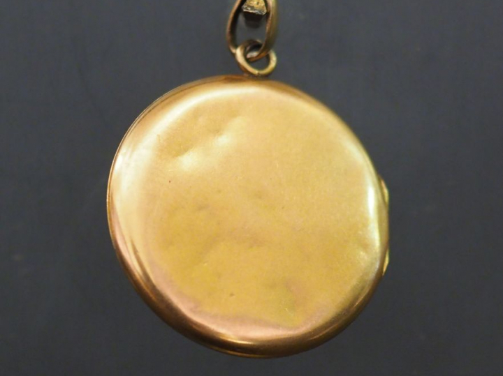 Pendentif Napoléon III en or, à décor de roses.  Poids tel. 4,21 g