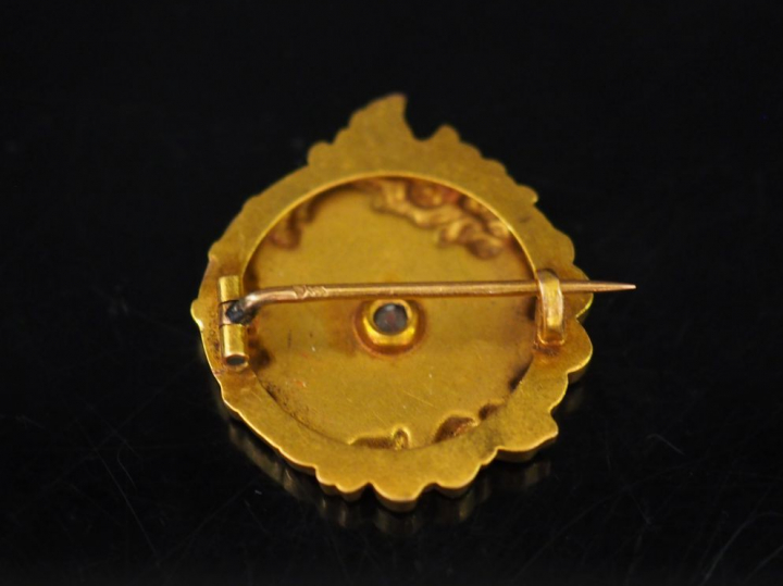 Broche Napoléon III en or jaune, orné en son centre d'un diamant taill