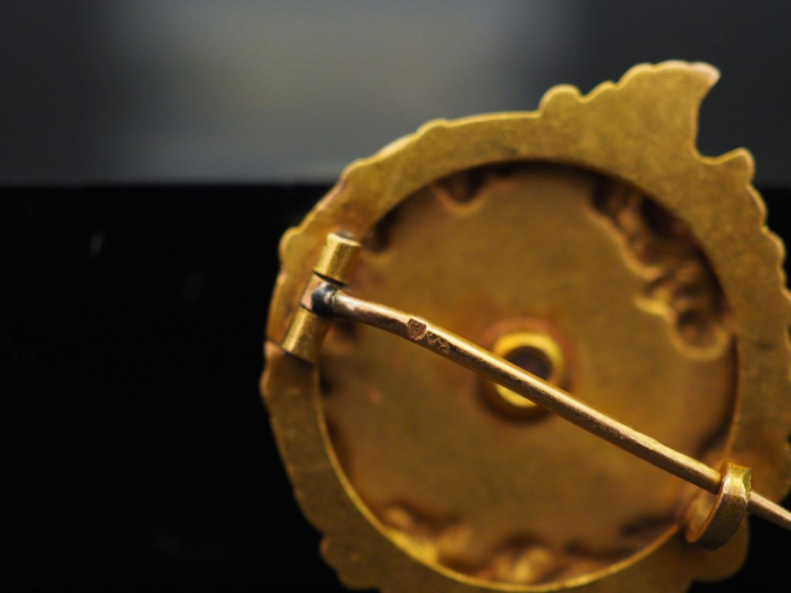 Broche Napoléon III en or jaune, orné en son centre d'un diamant taill