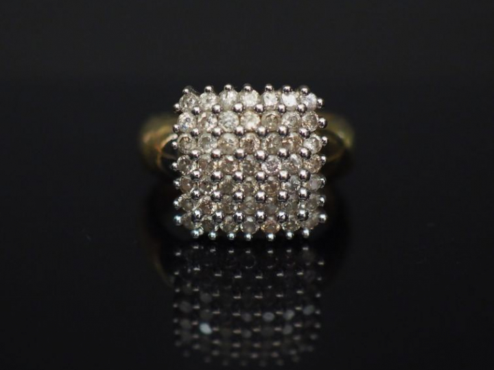 Bague en or jaune et pavage de brillants.  Poids : 5,41 g