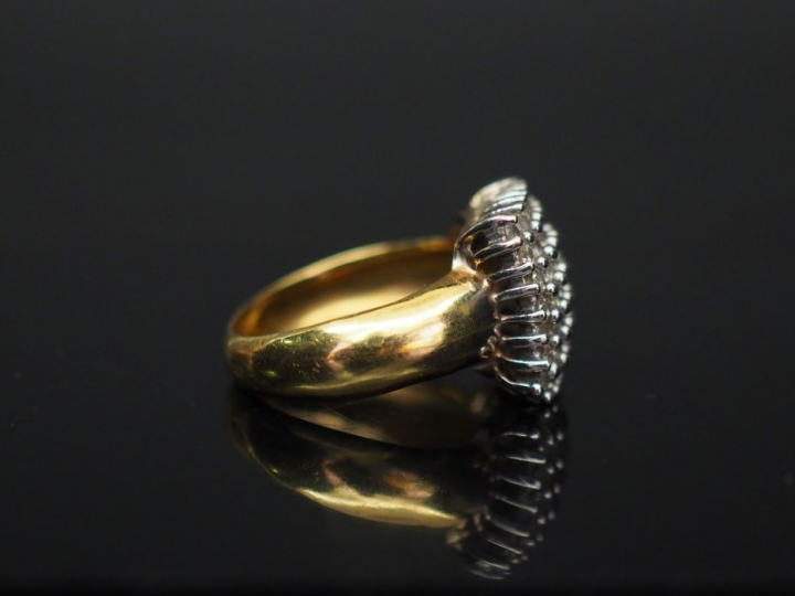 Bague en or jaune et pavage de brillants.  Poids : 5,41 g