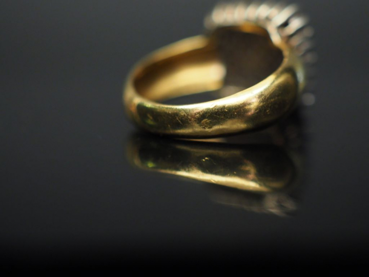 Bague en or jaune et pavage de brillants.  Poids : 5,41 g