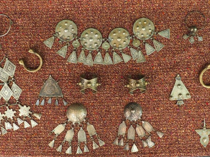 Parure berbère en argent comprenant 14 pièces : colliers, bracelets, f