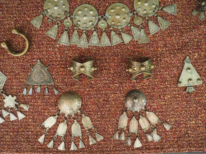 Parure berbère en argent comprenant 14 pièces : colliers, bracelets, f