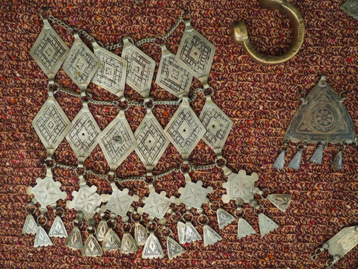Parure berbère en argent comprenant 14 pièces : colliers, bracelets, f