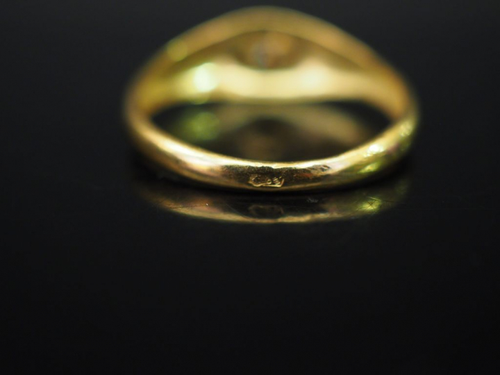 Bague jonc en or jaune, sertie en son centre d'un petit diamant de 0,0