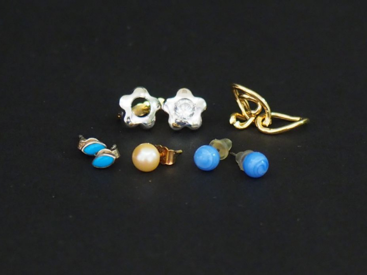 Ensemble comprenant :  - une paire de boucles d'oreilles en forme de f