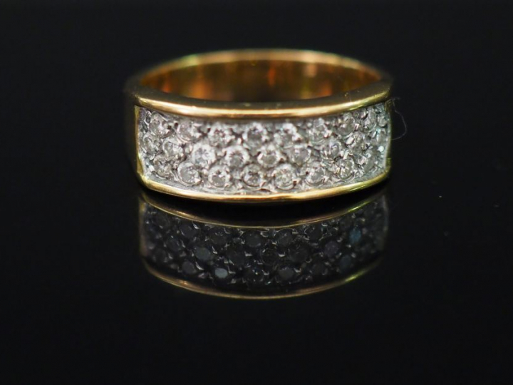 Bague en or jaune et pavage de diamants. TDD. 54 Poids tel. 6,08 g