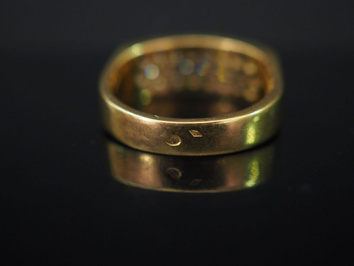Bague en or jaune et pavage de diamants. TDD. 54 Poids tel. 6,08 g