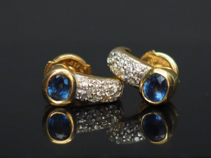 Paire de perce oreilles en or jaune, brillants et saphirs. Poids tel :