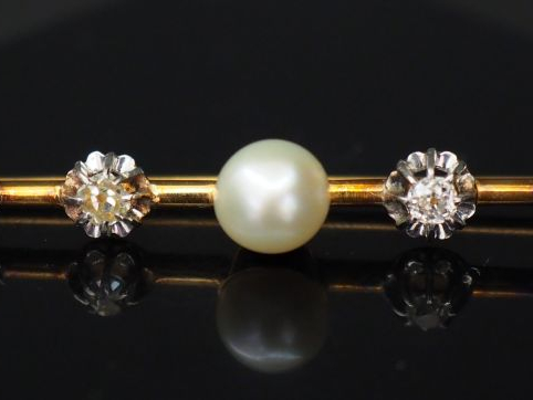 Broche or, perle et roses. Poids tel. 5,80 g