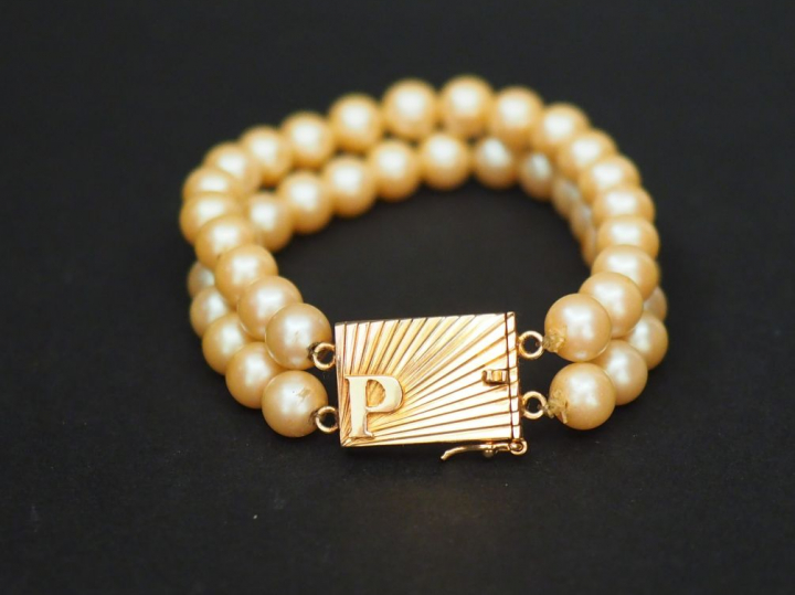 Bracelet de perles de culture double rangs.  Le fermoir en or jaune.  