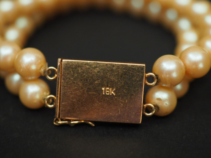 Bracelet de perles de culture double rangs.  Le fermoir en or jaune.  