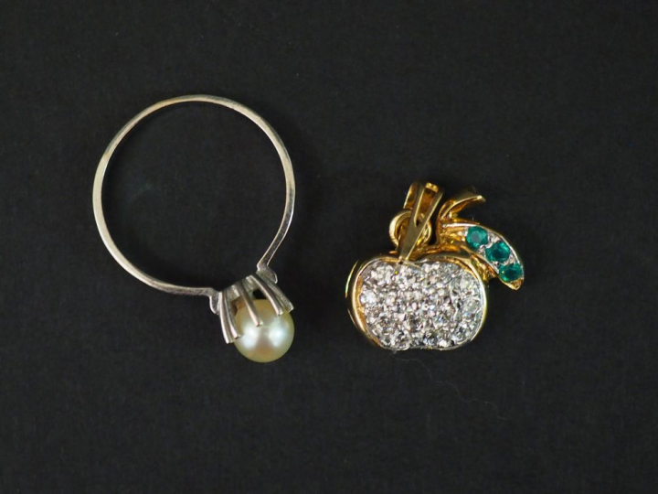 Ensemble comprenant : - une bague en or blanc, sertie d'une perle.  TD