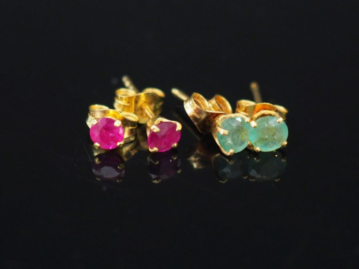 Deux paires de puces d'oreilles en or jaune et pierres de couleurs. Po