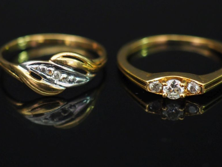 Ensemble comprenant :  - une bague en or jaune, sertie en son centre d