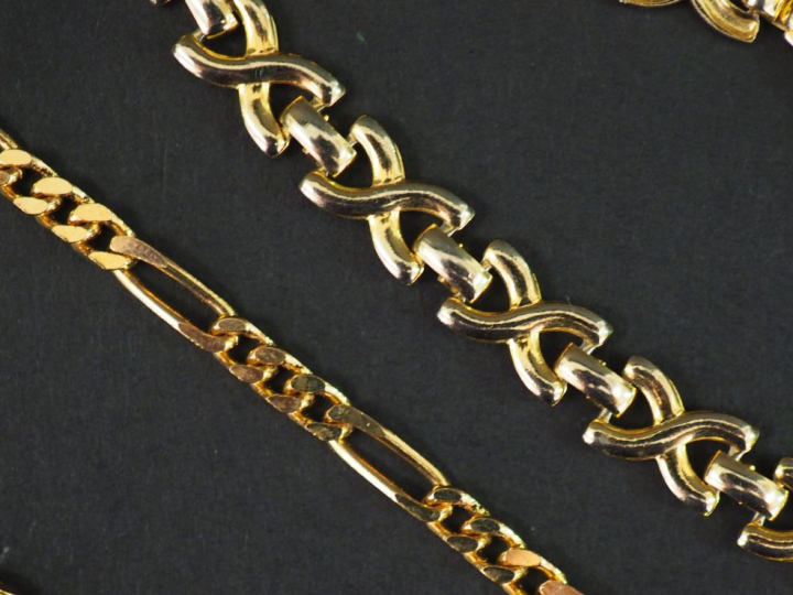 Chaine en métal doré, maille anglaise.  On y joint un petit bracelet e