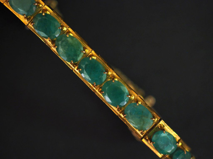 Bracelet articulé en métal doré, composé de maillons sertis de pierres