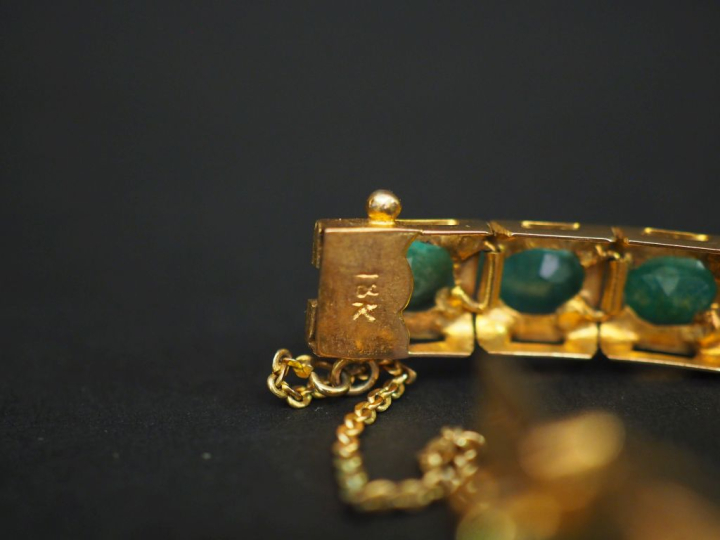 Bracelet articulé en métal doré, composé de maillons sertis de pierres