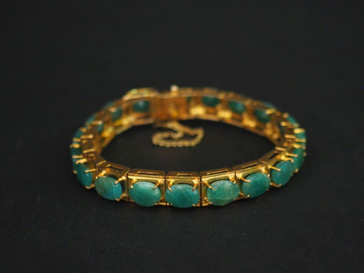 Bracelet articulé en métal doré, composé de maillons sertis de pierres