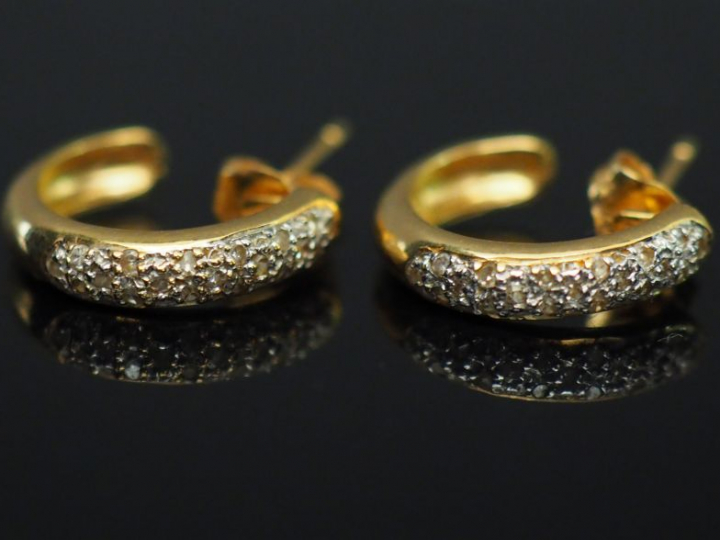 Paire de boucles d'oreilles en or jaune et pavage de petits diamants. 