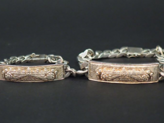 Vente aux enchères Deux différentes gourmettes de style Extrême-Orient en argent.  Poids.