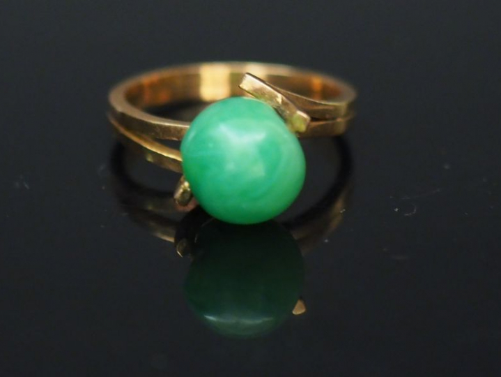 Bague en or jaune, ornée d'une pierre verte en forme de boule. TDD. 49