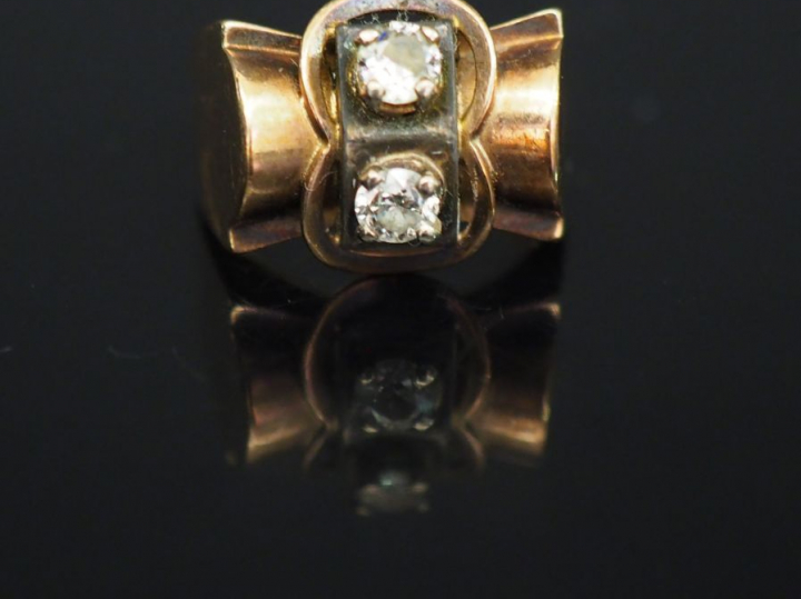 Petite bague tank de style 1940 en or jaune, sertie en son centre de d