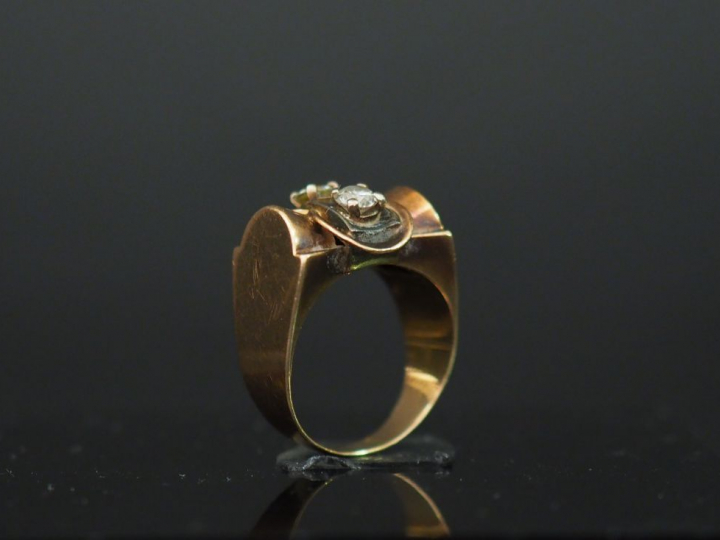 Petite bague tank de style 1940 en or jaune, sertie en son centre de d