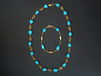 Vente aux enchères Collier en or jaune et turquoises. Long. 45 cm Poids tel. 17,28 g Brac