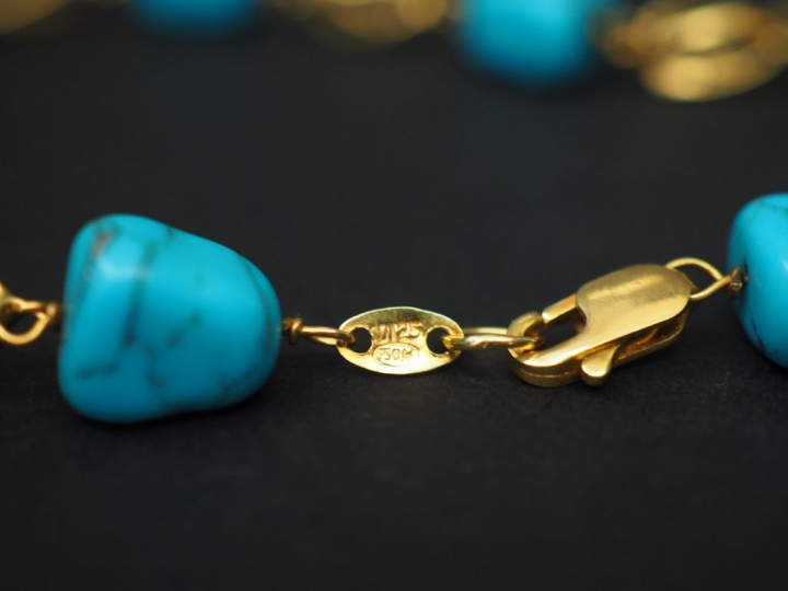 Collier en or jaune et turquoises. Long. 45 cm Poids tel. 17,28 g Brac