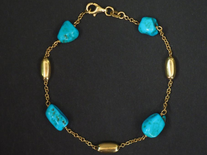Collier en or jaune et turquoises. Long. 45 cm Poids tel. 17,28 g Brac