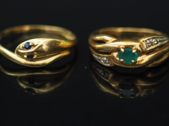 Ensemble comprenant :  - une bague en or jaune, sertie en son centre d