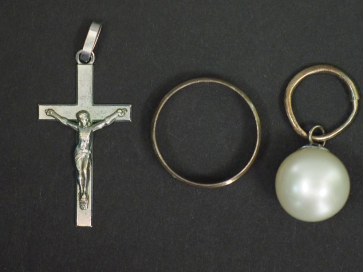 Ensemble comprenant :  - un pendentif en argent, en forme de croix. Po