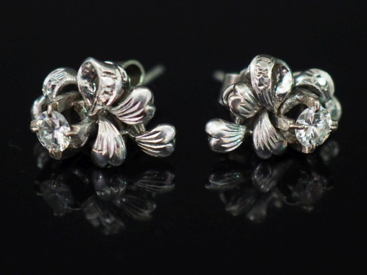 Paire de boucles d'oreilles en or blanc en forme de feuillage. Chacune