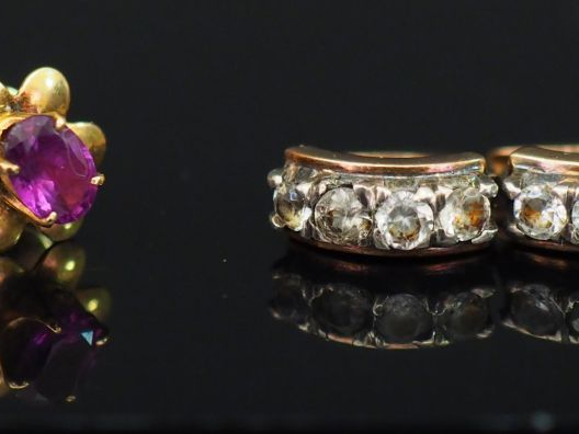 Ensemble comprenant :  - une paire de boucles d'oreilles en or jaune e