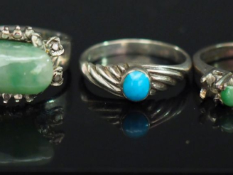 Vente aux enchères Ensemble comprenant :  - une bague en argent, sertie en son centre d'u