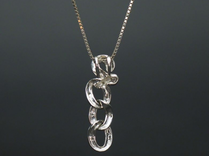 Pendentif et sa chaine en or blanc, serti de petits diamants.  Poids t