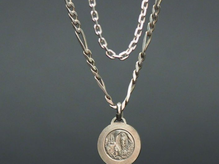 Ensemble comprenant :  - une chaine en argent, maille forçat. Long. 60
