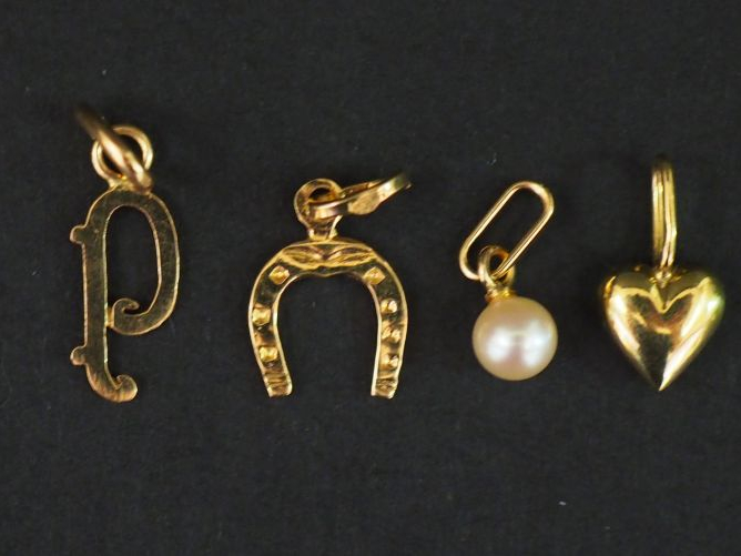 Ensemble comprenant :  - un petit pendentif en or jaune, en forme de f