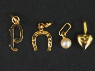Vente aux enchères Ensemble comprenant :  - un petit pendentif en or jaune, en forme de f