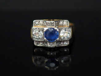 Vente aux enchères Bague de style Art Déco en or jaune, pierre bleue, entourée de brillan